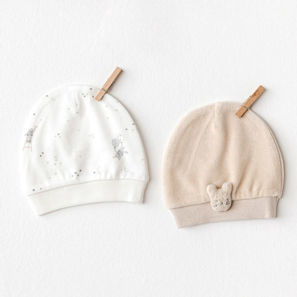 Lot de 2 bonnets en coton 100% pour bébé, doux et respirants. Confort, style et praticité au quotidien. Idéal cadeau naissance.