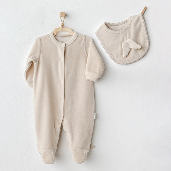 Ensemble pyjama et bavoir en velours beige pour bébé avec petites ailes d’ange. Confort, douceur et praticité pour les nuits et repas. Idéal cadeau naissance.