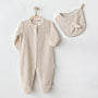 Ensemble pyjama et bavoir en velours beige pour bébé avec petites ailes d’ange. Confort, douceur et praticité pour les nuits et repas. Idéal cadeau naissance.