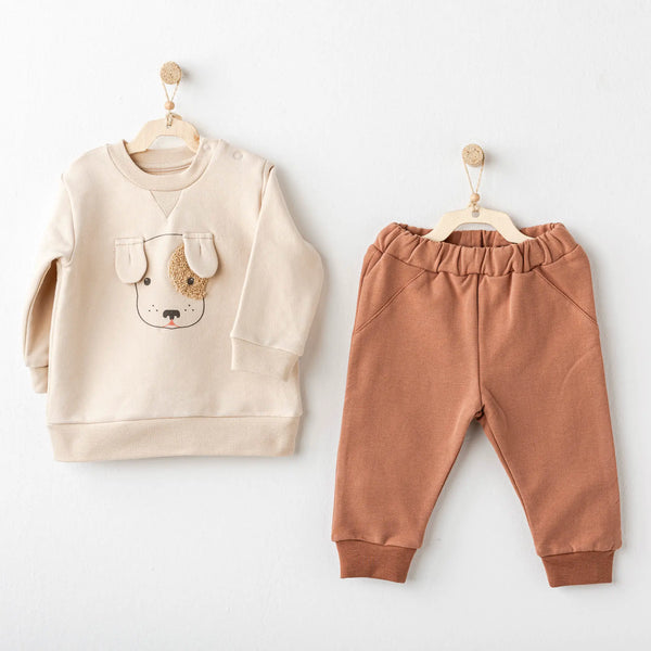 Tenue bébé 2 pièces en coton composée d’un sweat et d’un pantalon. Doux, confortable et élégant, idéal comme cadeau de naissance.