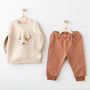 Tenue bébé 2 pièces en coton composée d’un sweat et d’un pantalon. Doux, confortable et élégant, idéal comme cadeau de naissance.