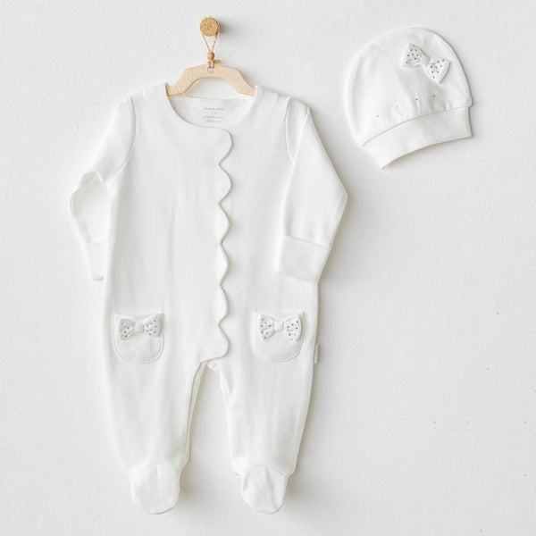 Ensemble pyjama 100% coton pour bébé fille, comprenant un romper pratique et un bonnet assorti. Confortable, doux et élégant pour les premières semaines et mois.
