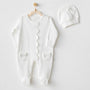 Ensemble pyjama 100% coton pour bébé fille, comprenant un romper pratique et un bonnet assorti. Confortable, doux et élégant pour les premières semaines et mois.