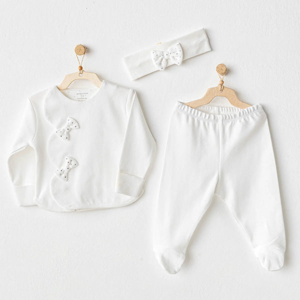 Lot 3 pièces pour bébé fille en coton 100%, ouverture côté pratique, motifs Chic Girl. Confort, style et facilité pour les premiers mois.