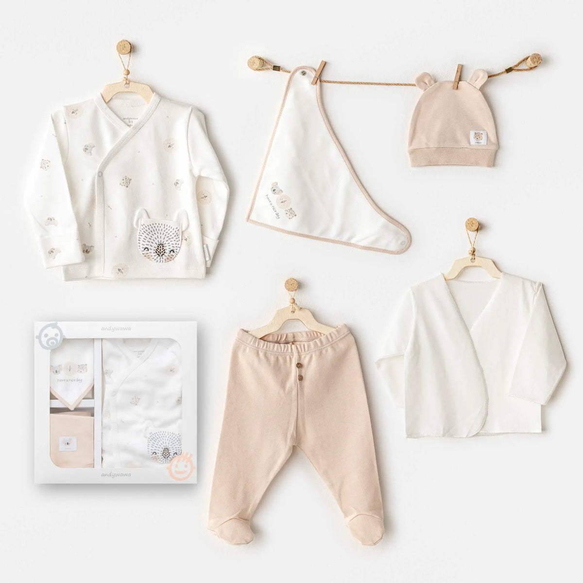 Coffret naissance complet pour bébé avec bavoir, bonnet, pantalon, brassière et gilet. Motif Koala tendre, 100% coton, idéal dès la maternité pour filles et garçons.