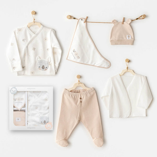 Coffret naissance complet pour bébé avec bavoir, bonnet, pantalon, brassière et gilet. Motif Koala tendre, 100% coton, idéal dès la maternité pour filles et garçons.