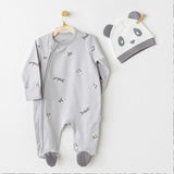 Ensemble pyjama gris pour bébé avec motif panda adorable, zip sur le côté et bonnet assorti tête de panda. Confort 100% coton pour les premières semaines et mois.