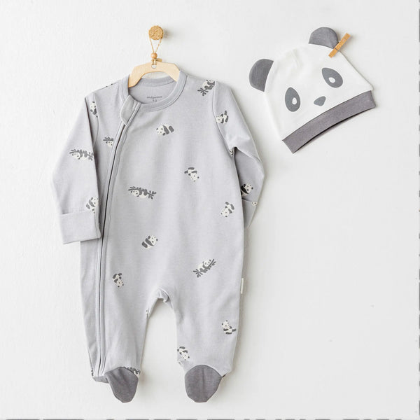 Ensemble pyjama gris pour bébé avec motif panda adorable, zip sur le côté et bonnet assorti tête de panda. Confort 100% coton pour les premières semaines et mois.