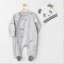 Ensemble pyjama gris pour bébé avec motif panda adorable, zip sur le côté et bonnet assorti tête de panda. Confort 100% coton pour les premières semaines et mois.