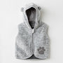 Veste sans manches en welsoft pour bébé, douce et chaude avec capuche à oreilles. Disponible de 1 à 24 mois, parfaite pour rester au chaud avec style.