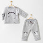 Ensemble bébé confortable et adorable, sweat et pantalon gris avec motif panda. 100% coton, idéal pour offrir ou pour le quotidien.