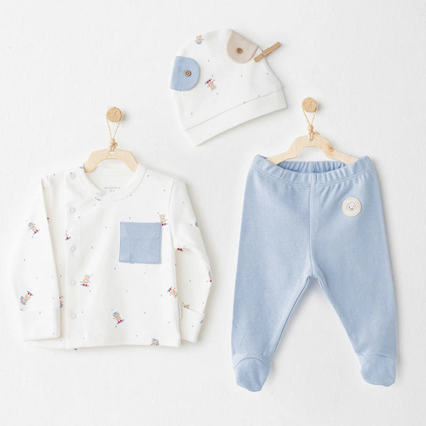 Lot 3 pièces pour bébé en coton 100%, ouverture côté pratique, motifs bleus. Confort, style et facilité pour les premiers mois.
