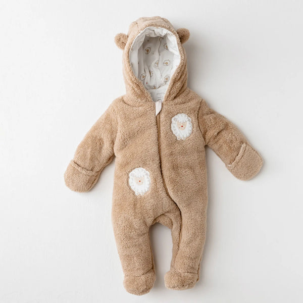 Combinaison d’hiver marron pour bébé avec capuche adorable, moufles intégrées et doublure coton douce. Idéal pour rester au chaud lors des promenades hivernales.
