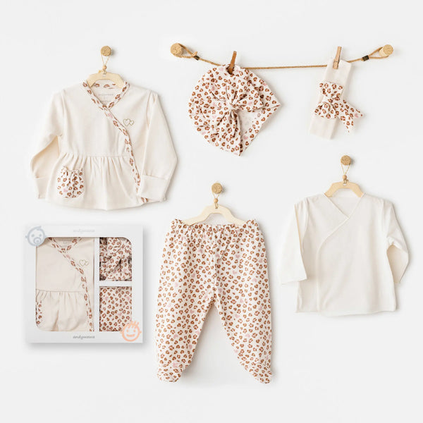 Coffret naissance bébé 5 pièces avec bonnet, bandeau, pantalon, brassière et gilet. Motif léopard craquant, 100% coton, parfait cadeau de naissance.