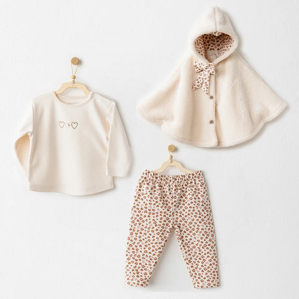 Ensemble pour bébé fille avec pyjama, body 100% coton et cape douce 100% polyester. Coloris beige et motif léopard Graou, confortable et pratique dès 1 mois.