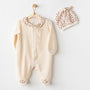 Pyjama velours beige pour bébé avec liserés léopard et bonnet assorti. Ouverture à pressions pour un habillage facile. Confort et style pour les premiers mois.