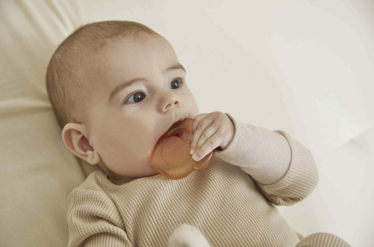 Anneau de dentition réfrigérant bébé dès 3 mois. Effet froid pour apaiser les gencives sensibles en douceur.