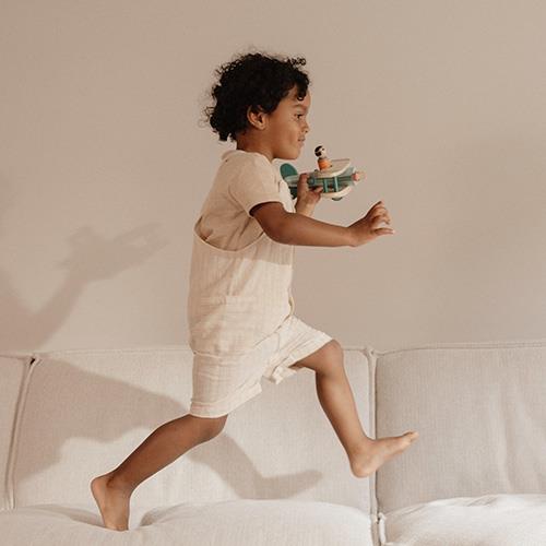 Avion jouet en bois avec hélice et pilote. Jouet d’éveil dès 18 mois pour développer imagination et coordination.