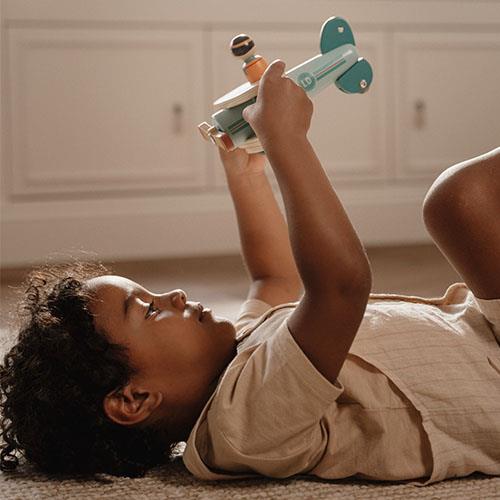 Avion jouet en bois avec hélice et pilote. Jouet d’éveil dès 18 mois pour développer imagination et coordination.