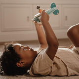 Avion jouet en bois avec hélice et pilote. Jouet d’éveil dès 18 mois pour développer imagination et coordination.