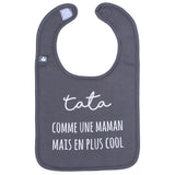 Bavoir “Tata comme une maman mais en plus cool” anthracite, 100% coton, doux et pratique. Cadeau original pour bébé signé Petit Coeur Salé.