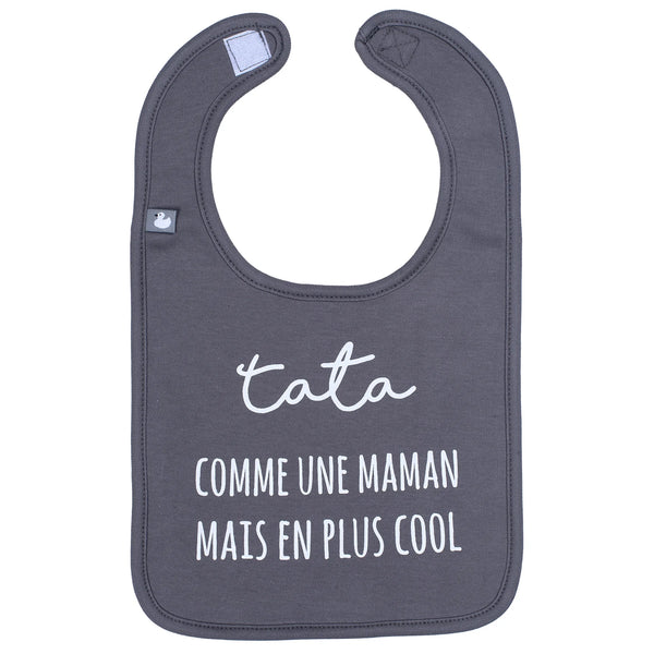 Bavoir “Tata comme une maman mais en plus cool” anthracite, 100% coton, doux et pratique. Cadeau original pour bébé signé Petit Coeur Salé.