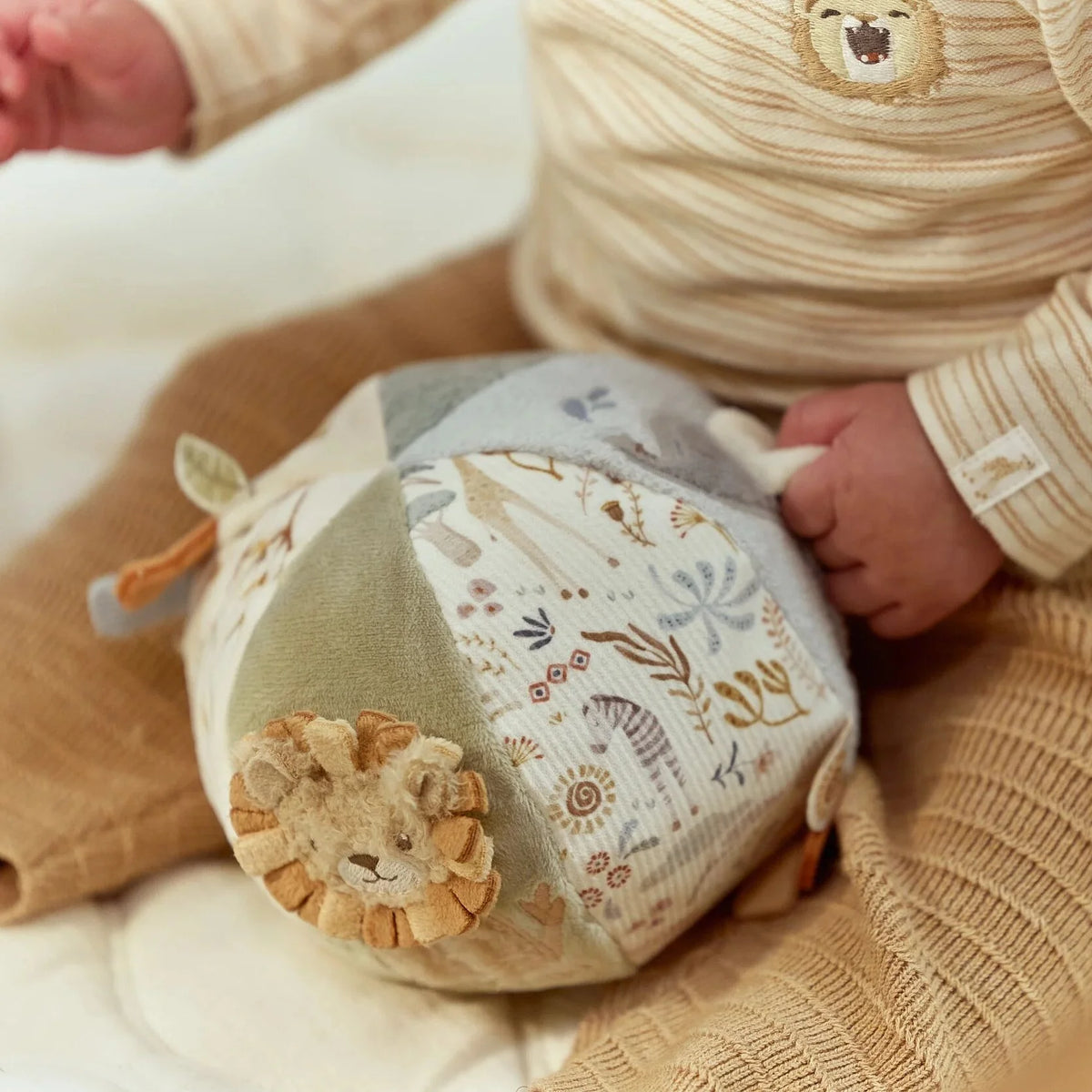 Balle d’activités Safari Friends : un jouet sensoriel doux pour stimuler bébé dès la naissance. LITTLE DUTCH