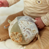 Balle d’activités Safari Friends : un jouet sensoriel doux pour stimuler bébé dès la naissance. LITTLE DUTCH