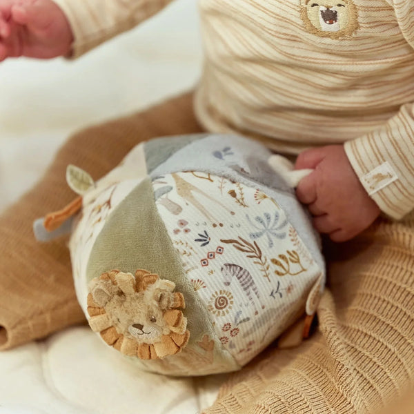 Balle d’activités Safari Friends : un jouet sensoriel doux pour stimuler bébé dès la naissance. LITTLE DUTCH