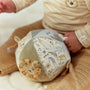 Balle d’activités Safari Friends : un jouet sensoriel doux pour stimuler bébé dès la naissance. LITTLE DUTCH