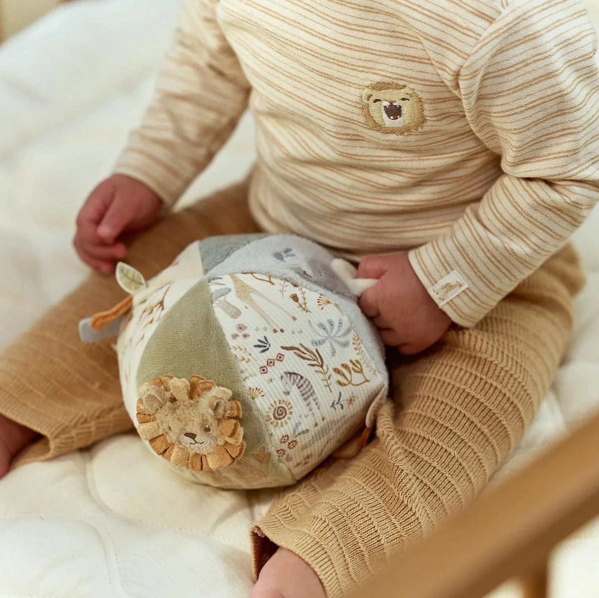 Balle d’activités Safari Friends : un jouet sensoriel doux pour stimuler bébé dès la naissance. LITTLE DUTCH