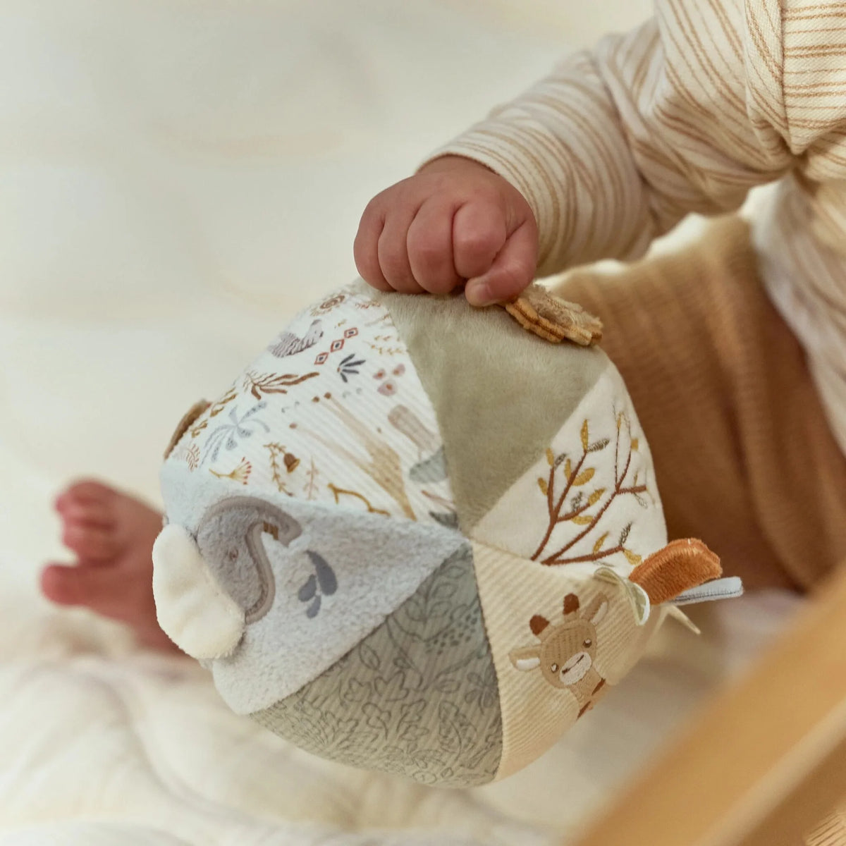 Balle d’activités Safari Friends : un jouet sensoriel doux pour stimuler bébé dès la naissance. LITTLE DUTCH