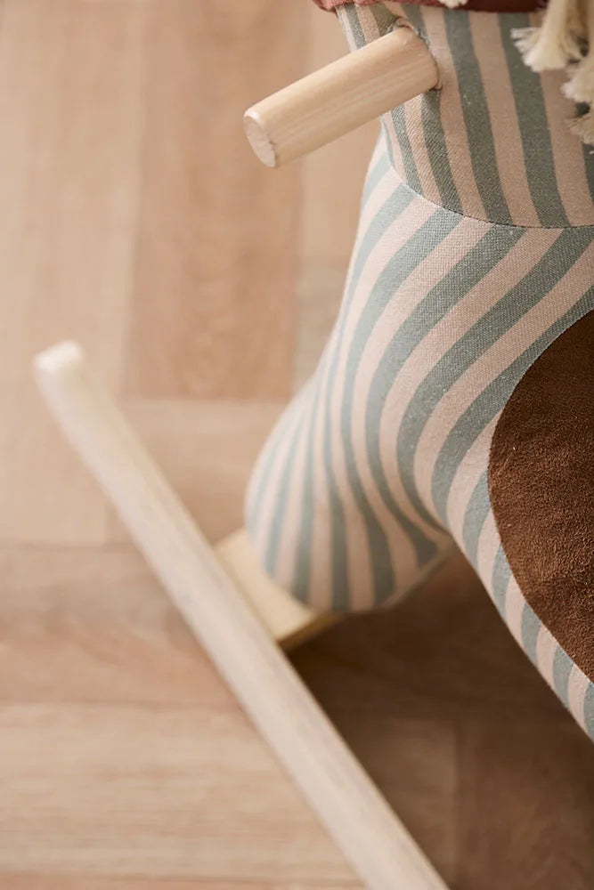 Cheval à bascule Sam en coton – jouet d’éveil dès 18 mois