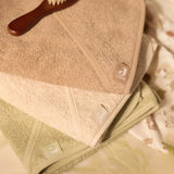 La cape de bain bébé Sand en éponge 100 % coton enveloppe bébé de douceur après le bain grâce à sa matière absorbante, sa capuche à petites oreilles et son format généreux. Cape de bain bébé en éponge Sand : une sortie de bain 100 % coton douce, absorbante et confortable avec capuche pour garder bébé bien au chaud.