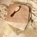 La cape de bain bébé Soft Matcha en éponge 100 % coton enveloppe bébé de douceur après le bain grâce à sa matière absorbante, sa capuche à petites oreilles et son format généreux. Cape de bain bébé en éponge Soft Matcha : une sortie de bain 100 % coton douce, absorbante et confortable avec capuche pour garder bébé bien au chaud.