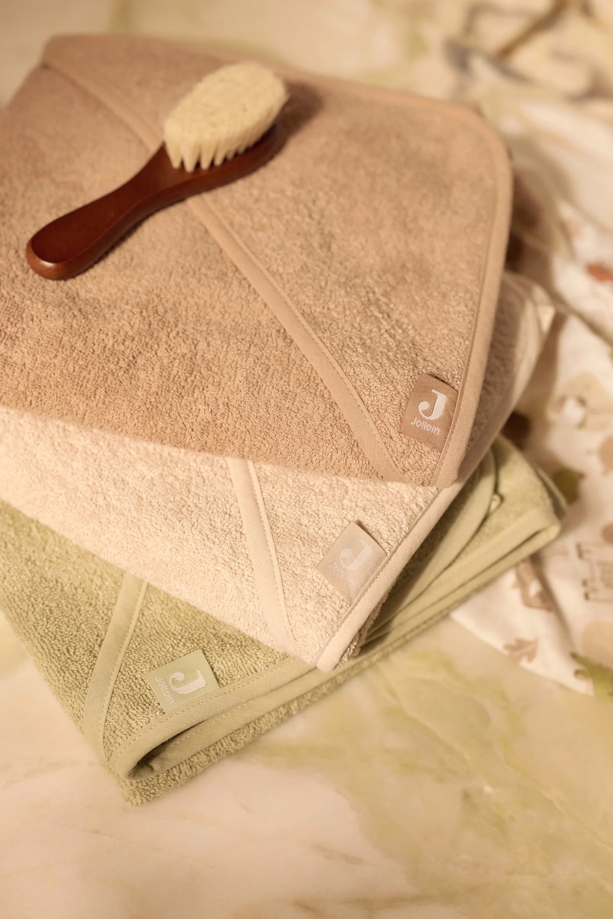 La cape de bain bébé Soft Matcha en éponge 100 % coton enveloppe bébé de douceur après le bain grâce à sa matière absorbante, sa capuche à petites oreilles et son format généreux. Cape de bain bébé en éponge Soft Matcha : une sortie de bain 100 % coton douce, absorbante et confortable avec capuche pour garder bébé bien au chaud.