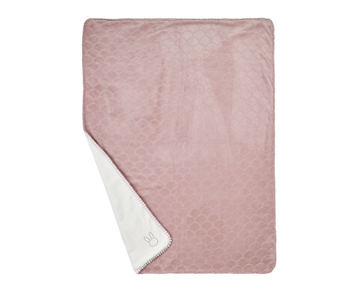 Couverture bébé Lapidou ultra douce en polyester. Parfaite pour envelopper, réchauffer et câliner bébé. Réversible, lavable à 30°C et idéale à la maison comme en déplacement.