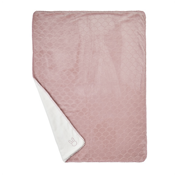 Couverture bébé Lapidou ultra douce en polyester. Parfaite pour envelopper, réchauffer et câliner bébé. Réversible, lavable à 30°C et idéale à la maison comme en déplacement.