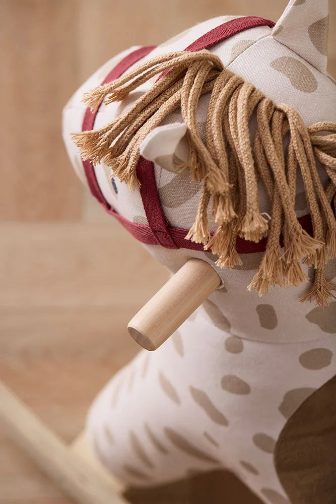 Cheval à bascule Dotty beige à taches – jouet d’éveil dès 18 mois