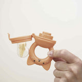 Coffret grignoteuse bébé 6 mois et bavoir assorti. Idéal pour la diversification alimentaire en toute sécurité.