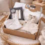 Coffret naissance beige mixte avec body, ensemble maille, bavoirs, langes et chaussons. Cadeau utile et élégant dès la maternité. Coffret cadeau naissance beige mixte 0/1 mois