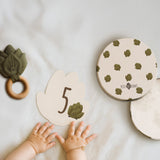 Coffret naissance « Petit Artichaut » – Empreintes, hochet & cartes étapes petit artichaud