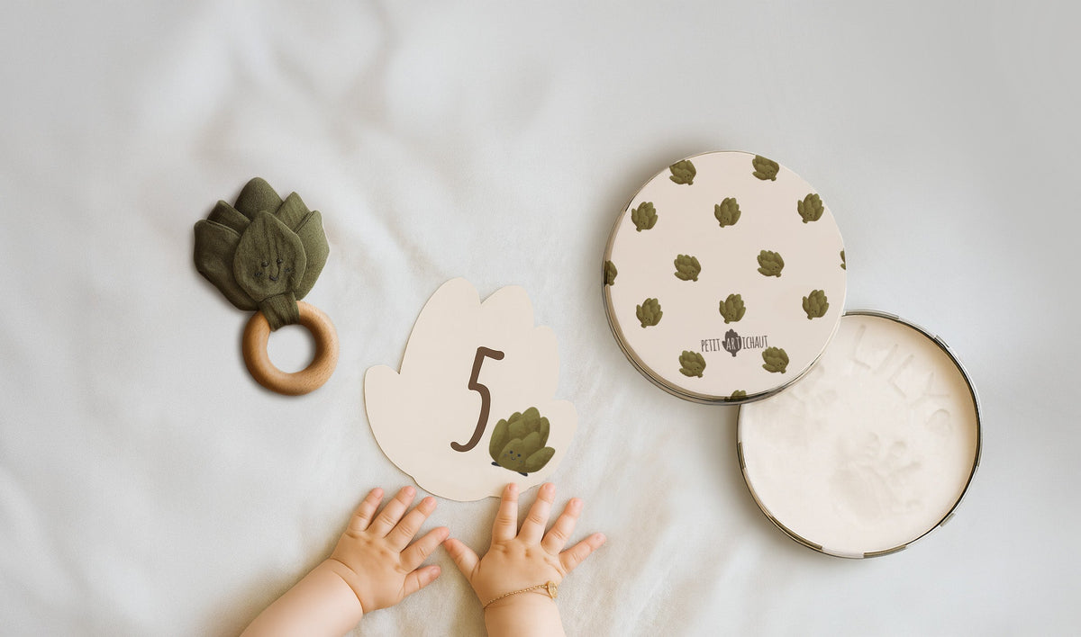 Coffret naissance « Petit Artichaut » – Empreintes, hochet & cartes étapes petit artichaud