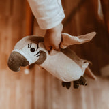 Découvrez Pierre 🦜, le perroquet qui répète tout avec sa voix drôle et ses ailes animées ! Un jouet interactif Montessori signé Mrs Ertha, idéal dès 3 ans.