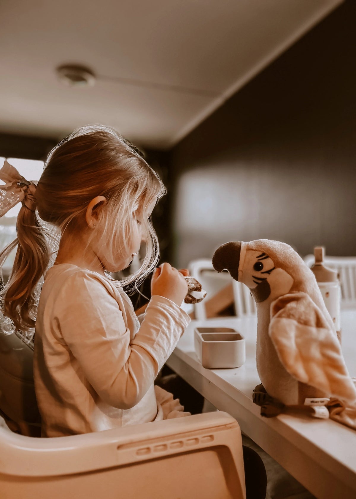 Découvrez Pierre 🦜, le perroquet qui répète tout avec sa voix drôle et ses ailes animées ! Un jouet interactif Montessori signé Mrs Ertha, idéal dès 3 ans.
