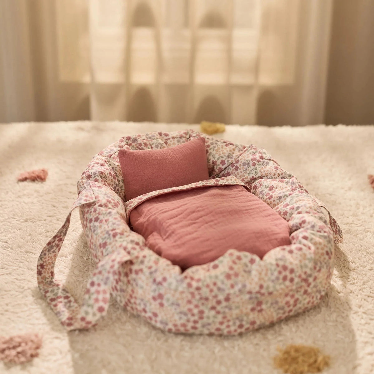 Couffin pour poupée rose – Motif floral LITTLE DUTCH