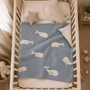 Couverture bébé mousseline matelassée – baleine bleue en relief LA MARRAINE