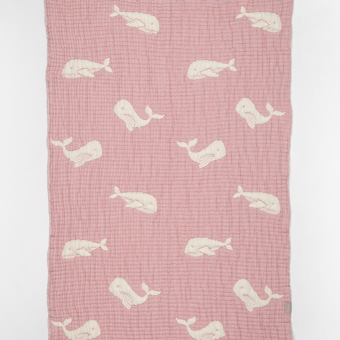 Couverture bébé mousseline matelassée – baleine rose en relief LA MARRAINE