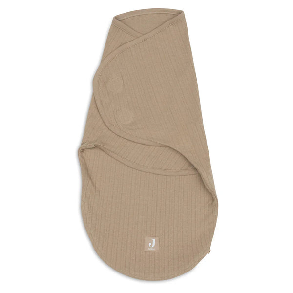 La couverture d'emmaillotage Ajour Bisucit accompagne bébé de la naissance à 3 mois en lui offrant confort, douceur et sécurité. Son tissu en coton ajouré, sa fermeture velcro et sa fermeture éclair pratique facilitent le quotidien tout en favorisant un sommeil paisible.Couverture d'emmaillotage bébé 0 à 3 mois en coton ajouré avec fermeture velcro et fermeture éclair pour un sommeil confortable et sécurisé.