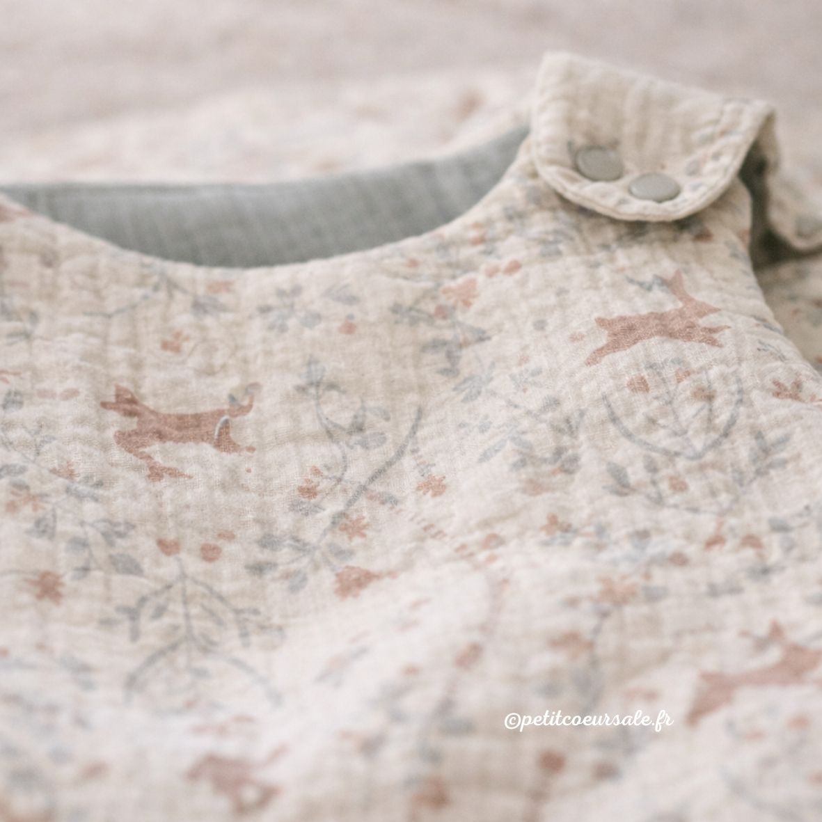 Détail gigoteuse bébé coton matelassé motif lapins Jardin Enchanté